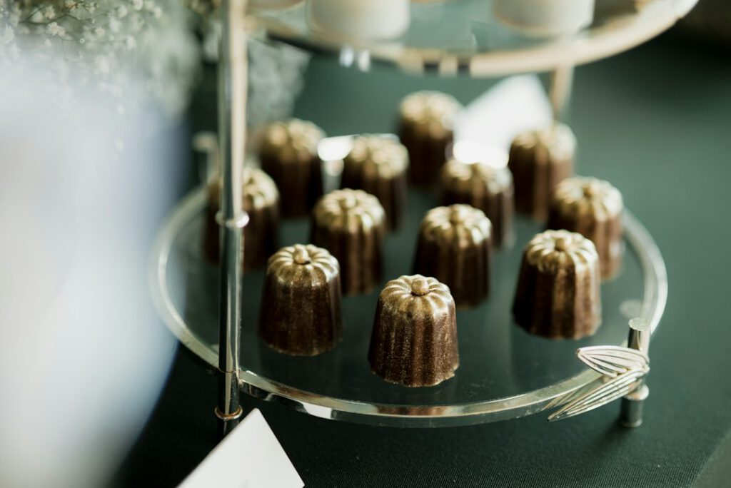 Kleine Franse gebakjes in patisseriestijl