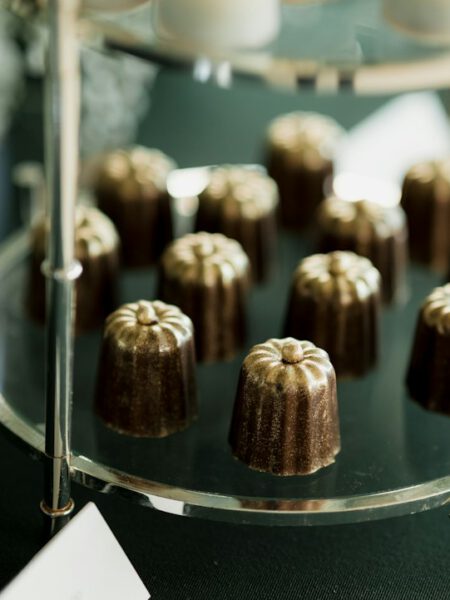 Kleine Franse gebakjes in patisseriestijl