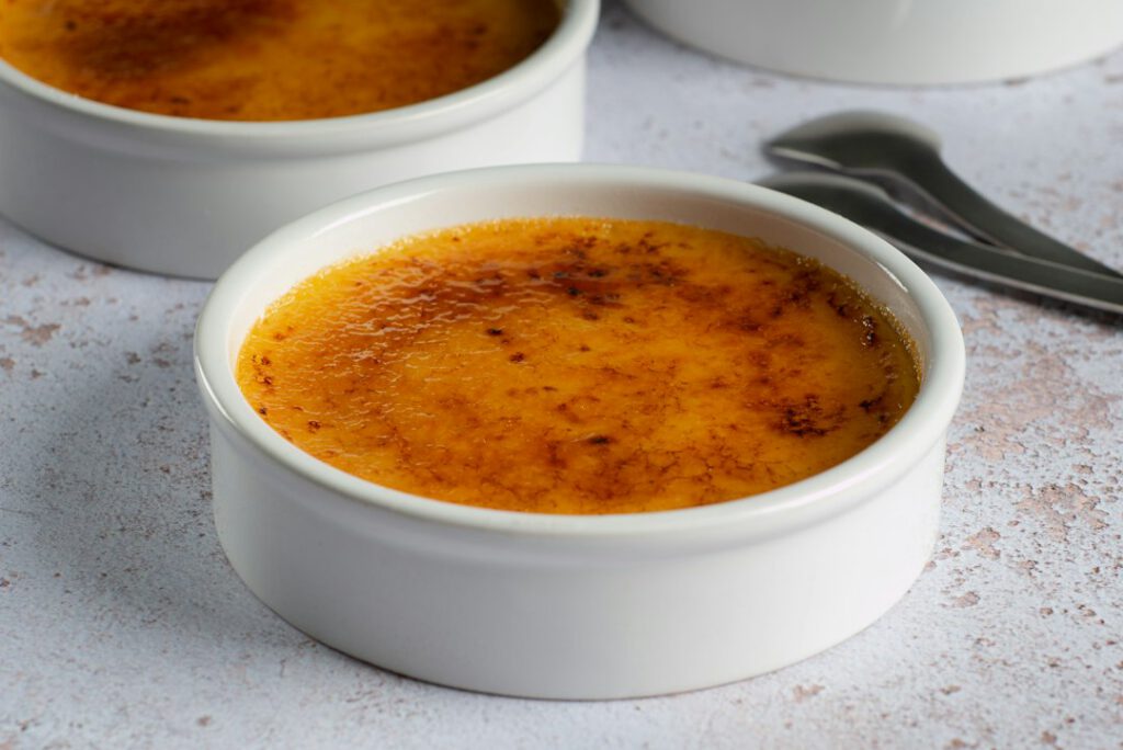 Crème brûlée met gekaramelliseerde bovenkant