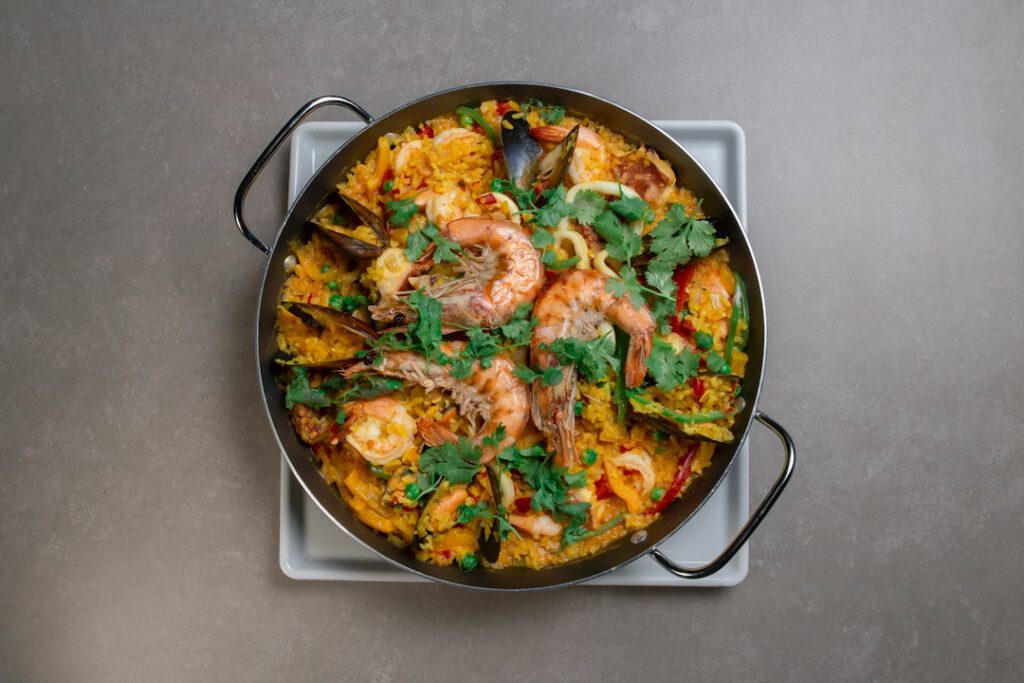 Paella met vis en schaal- en schelpdieren