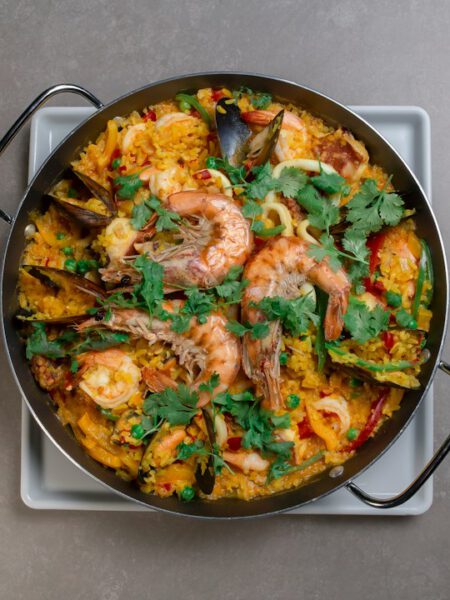 Paella met vis en schaal- en schelpdieren