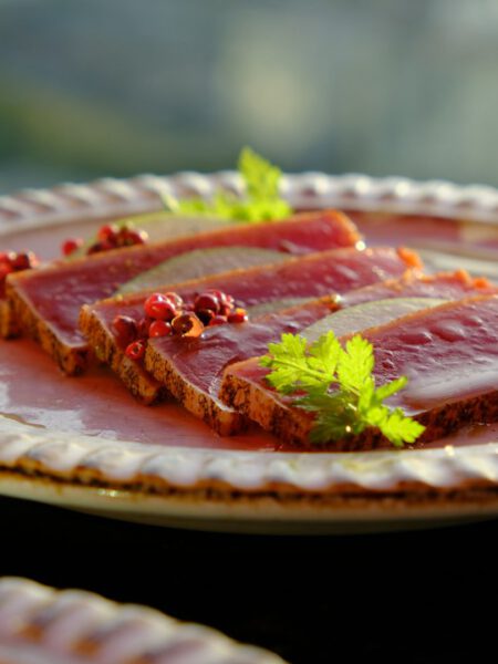 Tonijn tataki met sesam en kruiden