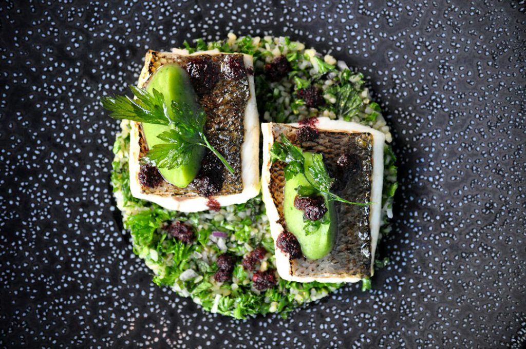 Zeebaars gerecht in fine dining stijl