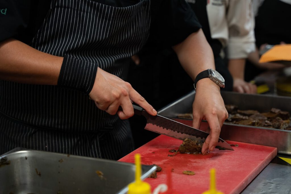 Chef bereidt ingrediënten met een koksmes – snijtechnieken