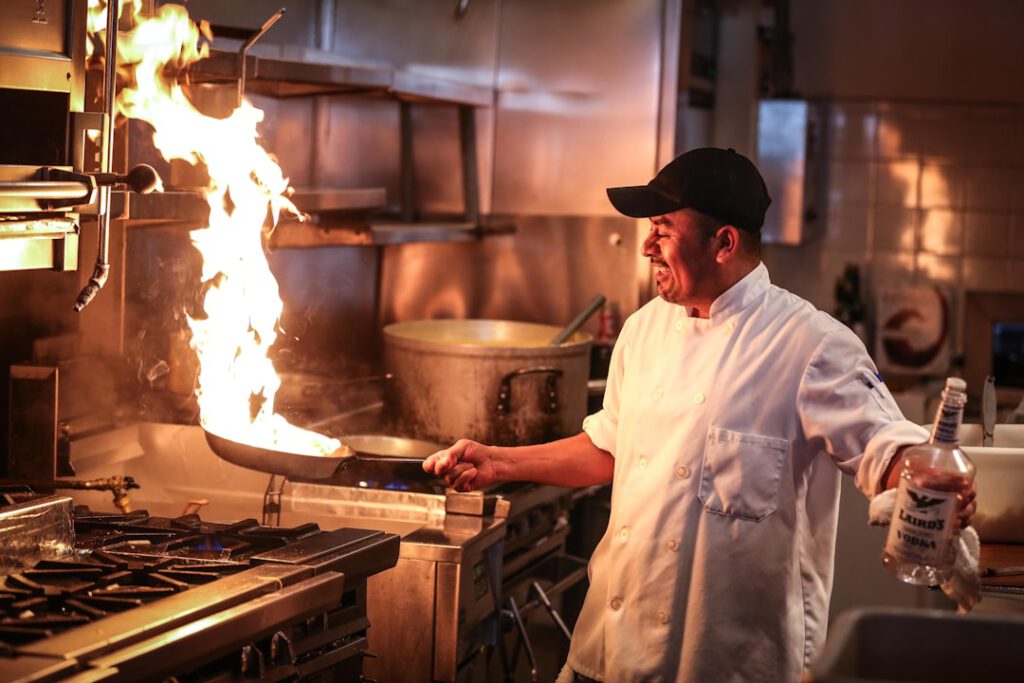 Chef aan het koken in een professionele keuken – gaartechnieken