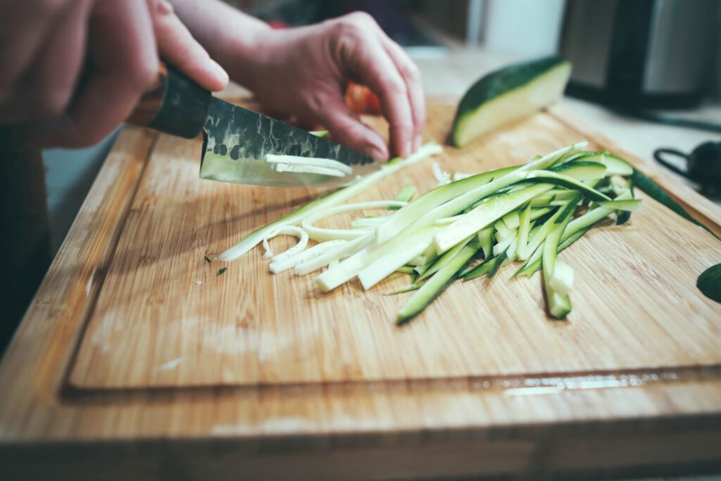 Chef snijdt groenten met een koksmes – julienne snijtechniek