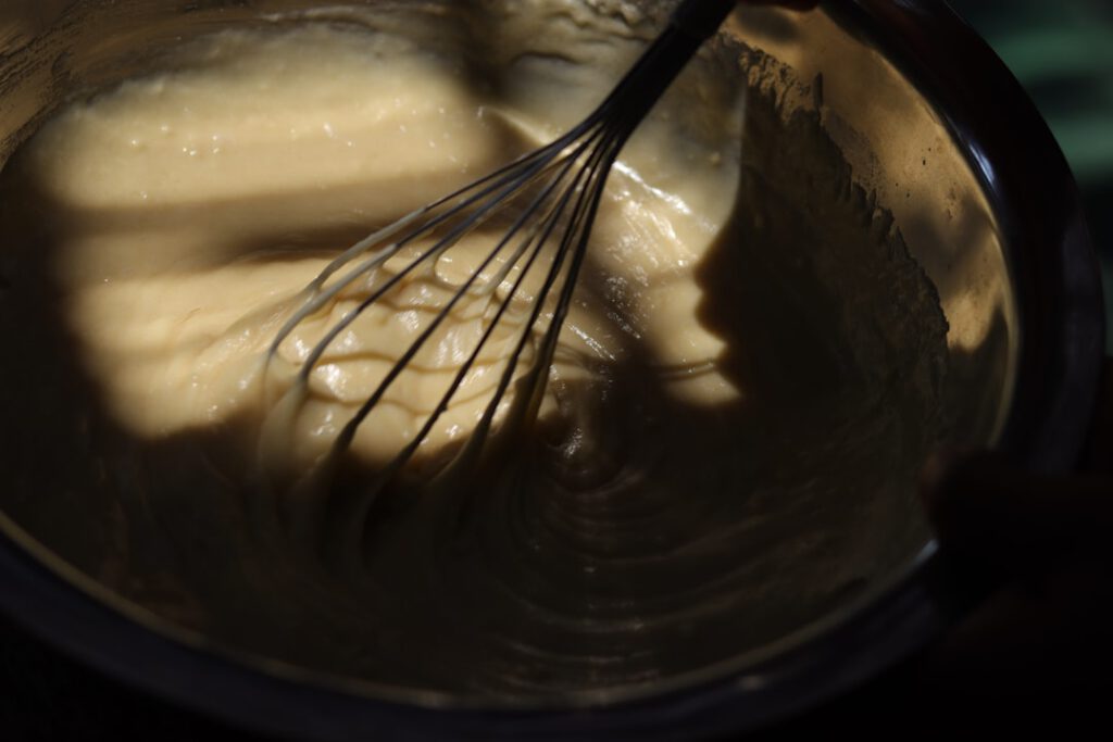 Saus bereiden met een garde – sauzen en emulsies